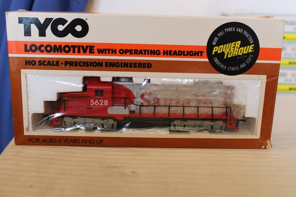 HO Scale Tyco GP20 Diesel Locomotive Santa Fe War Bonnet #5628 Red & Silver - Image 1 of 4