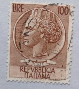 C Francobollo Italia *Siracusana 100 lire* del 1954, marrone chiaro sfumato. - Foto 1 di 2