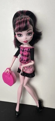 Monster High DRACULAURA Scaris City of Frights Doll 2012 With travel bag (purse) - Image 1 of 4