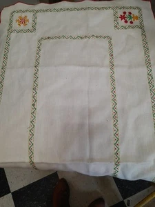 Vintage Christmas Table Runner Embroidered 33x16 1/2 Good Preowned Condition - Picture 1 of 6