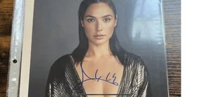 Gal Gadot signed photo with Dual COAs - Picture 1 of 3