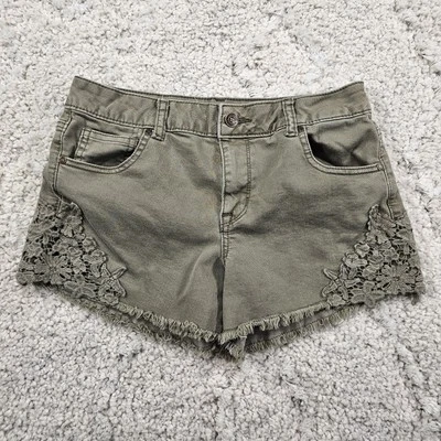 Pantalones cortos de jean Alter'd State para mujer corte floral de encaje verde talla 27 29x3 tiro medio  Foto 1 de 4