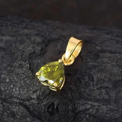 2 Ct Heart Simulated Peridot Women's Clover Shape Pendant 14K Yellow Gold Plated - Image 1 of 4