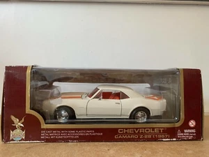 ROAD LEGENDS CHEVROLET CAMARO Z28 1967 BLANCHE A BANDES ORANGES EN BOITE 1/18 E2 - Imagen 1 de 5
