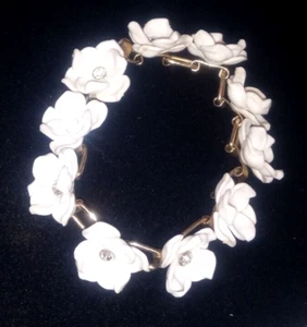 Vintage Kunststoff und Faux Diamant Magnolie Blume Armband KOSTENLOSER VERSAND - Bild 1 von 4
