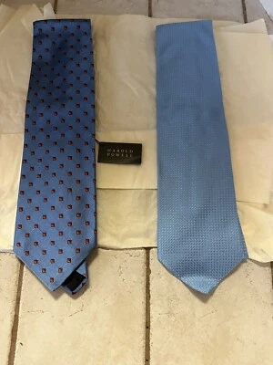 Lote de 2 corbatas para hombre HAROLD POWELL 100 % seda azul geométrico y azul punteado. USA Foto 1 de 4
