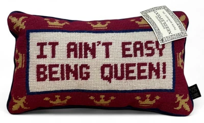 Travesseiro de lã vintage Twos Company Needlepoint It Ain't Easy Being Queen novo - Imagem 1 de 4