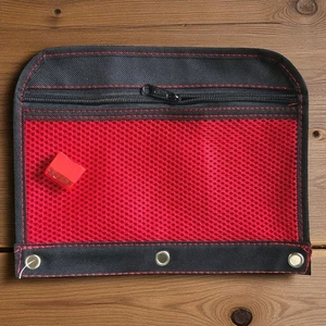 Estuche con cremallera frontal de malla roja con sacapuntas y sacapuntas de 3 anillas - Imagen 1 de 7