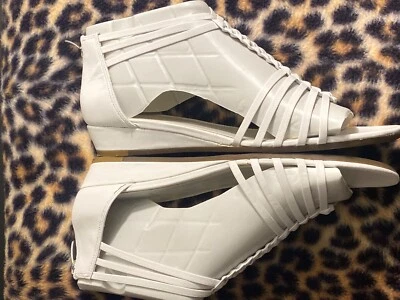 Enzo Angiolini blanco brillante cuña baja con correa para el tobillo Foto 1 de 4