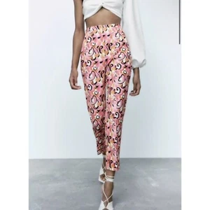 Pantalón Zara Estampado Alto Pierna Cónica Floral Barbie Rosa Recortado Talla X - Imagen 1 de 10
