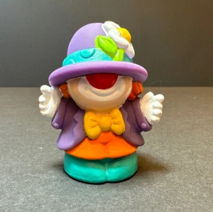 Fisher Price Little People Zirkus Clown 2,5 Inch Figur lila Hut & Jacke 1997 - Bild 1 von 13