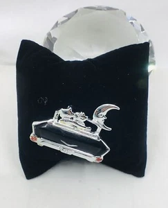 Vintage AJC silberfarbene Brosche Paar Katzen in schwarz Cadillac Auto Halbmond Mond - Bild 1 von 3