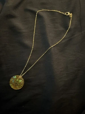 Colar de resina com corrente de ouro feito à mão, glitter dourado com flocos de ouro e laranja - Imagem 1 de 3