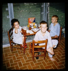 Eating breakfast - 1950s Stereo Realist slide Family #2005 - Picture 1 of 3