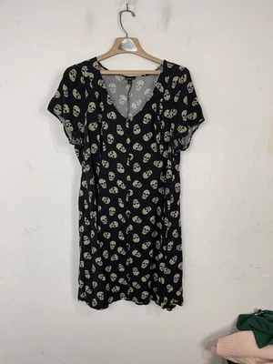 Vestido midi Torrid para mujer talla grande 2 negro estampado de calaveras botones delantero cuello en V Foto 1 de 4