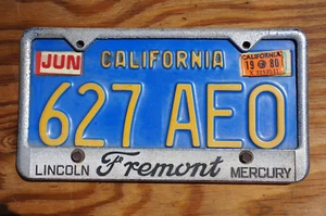 Matrícula de California 1970 - 1980 + marco de distribuidor Fremont Lincoln Mercury - Imagen 1 de 3