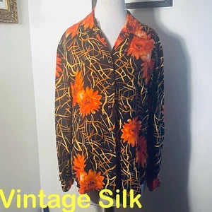 Blusa vintage de seda negra con botones con flores grandes. Talla grande usada en excelente estado - Imagen 1 de 10