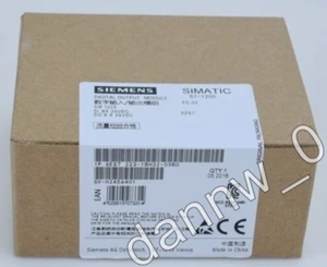 New In Box Siemens 6ES7223-1BH32-0XB0 6ES7 223-1BH32-0XB0 Input output module - Picture 1 of 2