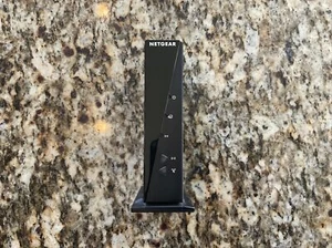 NETGEAR N300 4-Port WiFi Router Model WNR2000v5 - Picture 1 of 5