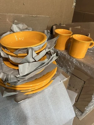 Juego de vajilla de bistró Fiesta® de 12 piezas | Naranja Foto 1 de 4