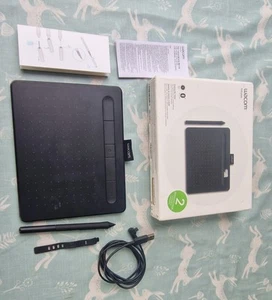 Wacom Intuos Small Bluetooth Graphics Tablet & Pen - Black - Afbeelding 1 van 9