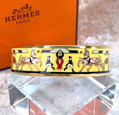 Brazalete Brazalete Vintage Hermes Esmalte Amarillo Coche Caballo Borde Dorado 65 con Estuche Foto 1 de 4