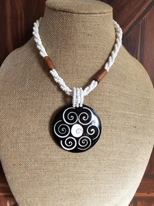 Collar con Cuentas Boho Beach Colgante con Concha de Cono Negro con Remolinos en Blanco y Madera - Imagen 1 de 16