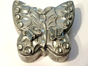TORINO ~ ZINN SCHMETTERLING SCHMUCKKÄSTCHEN ~ INKLUSIVE BROSCHE ANSTECKNADEL & OHRRINGE    - Bild 1 von 5