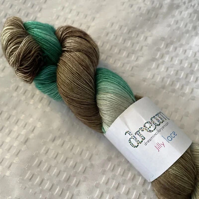 全新 Dream in Color Jilly 蕾丝,彩色游戏,Superwash 美利奴羊毛,棕褐色/绿色 — 第 1/4 张图片