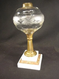 ANTIGUA LÁMPARA DE ACEITE DE QUEROSENO DE VIDRIO SOPLADO TRANSPARENTE 1860 SOBRE BASE DE LATÓN Y VIDRIO DE LECHE - Imagen 1 de 14
