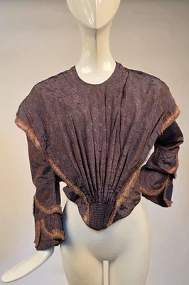 CORIÑO DE SEDA FIGURADO COSIDO A MANO AÑOS 1850 CON MANGA CAMPANA + RIBETE DE FLECOS Foto 1 de 4