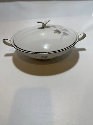 Plato para servir Noritake China Harwood 6312 con tapa blanco tostado y hojas grises Foto 1 de 4