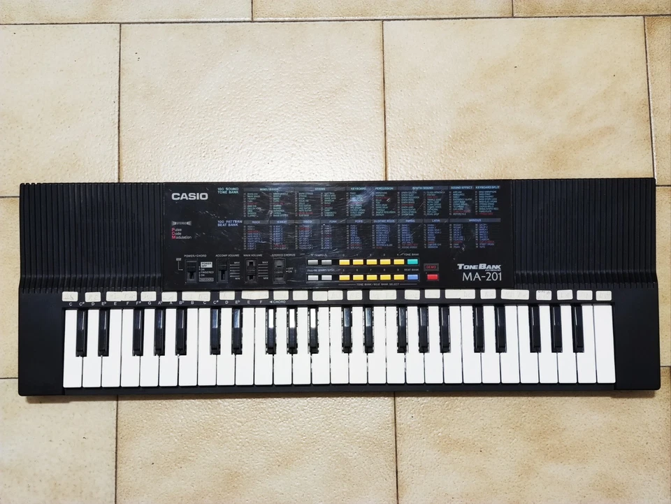 Casio Piano Pianola Tastiera MA-201 Tone Bank MA201 100 Toni Accompagnamento PCM - Immagine 1 di 4