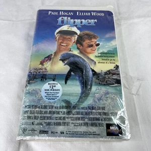 Flipper VHS 1996 Paul Hogan, Wood, New Sealed Hype Sticker MCA Watermark Vintage - Picture 1 of 12