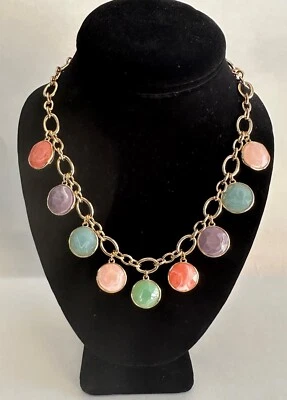 Collar tono dorado con dijes de piedra multicolor temblorosos Foto 1 de 4