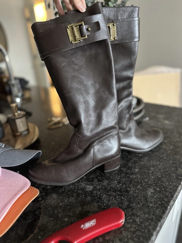 Botas altas de cuero marrón Tahari para mujer detalle de hebilla de latón talla 7 Foto 1 de 4