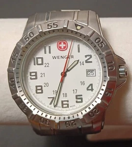 Reloj de cuarzo Wenger para hombre tono plateado con indicador de fecha hecho en Suiza 7261X  - Imagen 1 de 10
