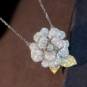 Colgante redondo de flor rosa de diamantes creado en laboratorio de 2 quilates enchapado en oro blanco de 14 quilates gratis - Imagen 1 de 3