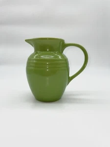 Le Creuset Fenchel grün 10-35 Steinzeug Keramik Milchkännchen Krug 5,5" hoch Brat - Bild 1 von 7