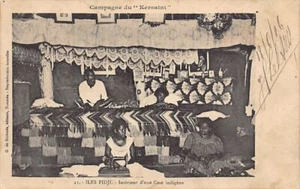 Fiji - Dentro de un éxito nativo - Mujeres usando una máquina de coser - Campagne du Kersaint - Imagen 1 de 2