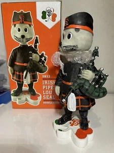 SF GIANTS St Patrick’s Day Green IRISH PIPER LOU SEAL BOBBLEHEAD NEU - Bild 1 von 5