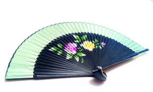 Ventilador manual de bambú y seda pintado a mano verde con diseño de flor de peonía - Imagen 1 de 1