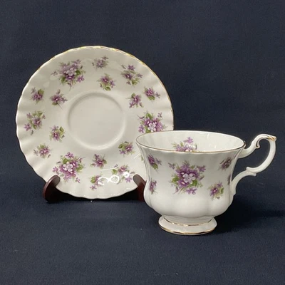 Royal Albert Bone China "Sweet Violets" Teacup & Saucer Set (I1) W#635 - Image 1 of 4