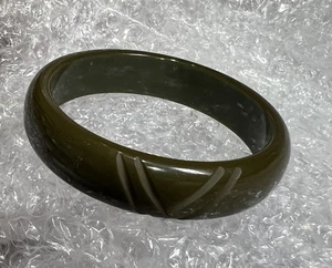 Brazalete Brazalete Vintage Baquelita Verde Oliva Tallado Diseño Chevron 1/2" Ancho - Imagen 1 de 8