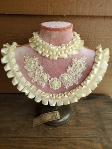 Vintage Halskette & Ohrringe Hut Display Neu mit Etikett Spitze Samt zeitlose Schätze - Bild 1 von 13