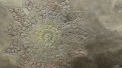 De colección Mediados de Siglo 1950’s Raro Latón Marroquí Indio Mesa Pie Corteza Borde Foto 1 de 4