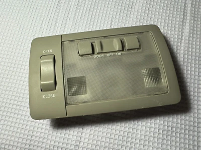 Scion TC 2006 OEM consola superior luz domo con interruptor de techo corredizo Foto 1 de 4