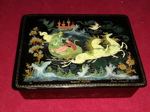 Small Russian Lacquer Box Tale & Legend Cavalier 9.8x7.2x3 Signed LOT #5 - Picture 1 of 7