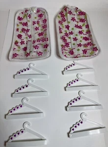 Barbie Puppe 2 geblümte Kleidersäcke mit Reißverschluss & 8 Clip-Aufhänger - Bild 1 von 3