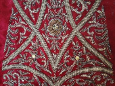 Parche Lehanga vintage indio de terciopelo granate con diamantes de imitación 1 gratis en 5 Foto 1 de 4